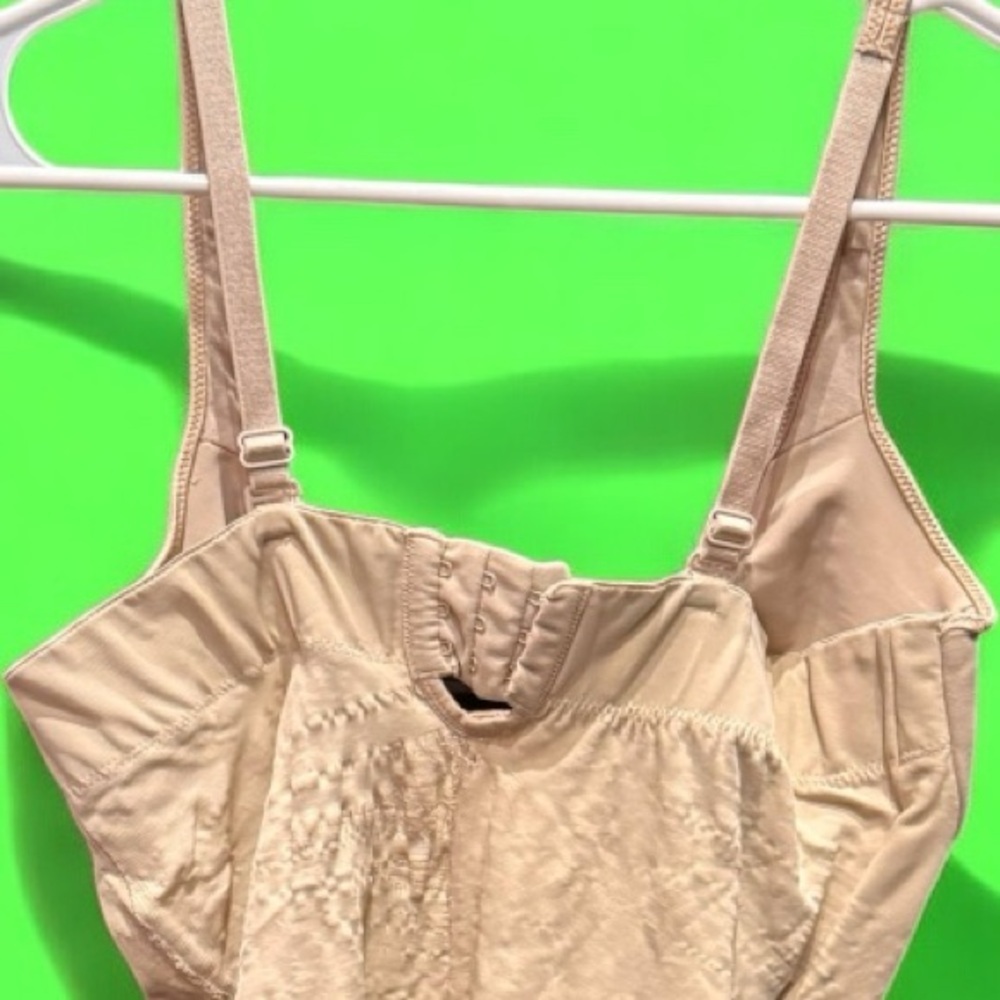 Flexees Elegant Tan Women's Bodysuit 38D Like new no callouts wear or stains - Picture 5 of 6